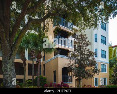 Kissimmee, Floride - 6 février 2022: Vue en gros plan de l'immeuble d'appartements dans Holiday Inn Resort. Banque D'Images