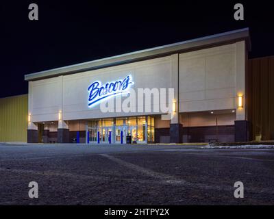 New Hartford, New York - 28 février 2022 : vue de nuit de l'extérieur du bâtiment Boscov dans le centre commercial Sangertown. Banque D'Images