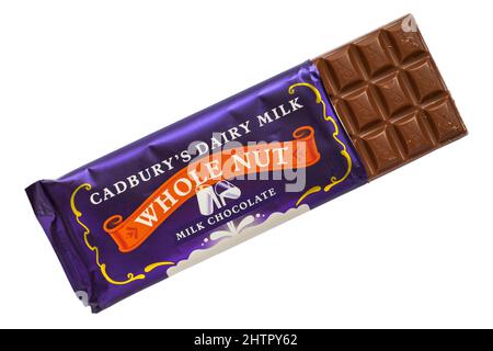 Bar de lait de Cadbury's Dairy Milk Whole Nut Milk Chocolate bar ouvert pour montrer le contenu isolé sur fond blanc Banque D'Images