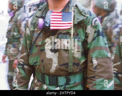 Garde nationale. Armée américaine. Soldat de garde nationale avec drapeau américain dans la boutonnière. Hommes en équipement de combat ou de camouflage se préparant au service. ÉTATS-UNIS Banque D'Images