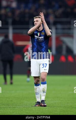 Milan, Italie. 1 mars 2022, Milan Skriniar du FC Internazionale gestes pendant le match semi final 1st jambes de Coppa Italia entre l'AC Milan et le FC Internazionale au Stadio Giuseppe Meazza le 1 mars 2022 à Milan, Italie. Credit: Marco Canoniero / Alamy Live News Banque D'Images