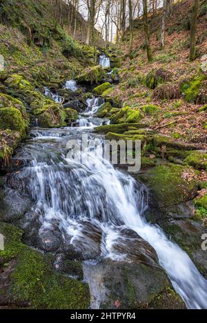 Gibson Mill Waterfall, Gibson Mill à Hardcastle Crags à Midgehole dans West Yorkshire Banque D'Images