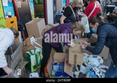 Madrid, Espagne. 02nd mars 2022. Des volontaires organisent des aliments, des médicaments et des vêtements donnés pour l'Ukraine dans des boîtes à l'Ukramarket. (Photo de Fer Capdepon Arroyo/Pacific Press) Credit: Pacific Press Media production Corp./Alamy Live News Banque D'Images