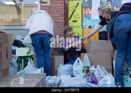 Madrid, Espagne. 02nd mars 2022. Des volontaires organisent des aliments, des médicaments et des vêtements donnés pour l'Ukraine dans des boîtes à l'Ukramarket. (Photo de Fer Capdepon Arroyo/Pacific Press) Credit: Pacific Press Media production Corp./Alamy Live News Banque D'Images