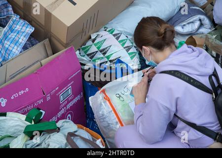 Madrid, Espagne. 02nd mars 2022. Des volontaires organisent des aliments, des médicaments et des vêtements donnés pour l'Ukraine dans des boîtes à l'Ukramarket. (Photo de Fer Capdepon Arroyo/Pacific Press) Credit: Pacific Press Media production Corp./Alamy Live News Banque D'Images