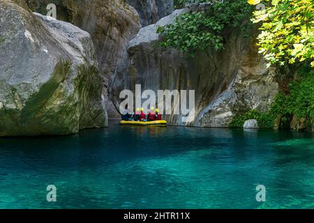 Touristes et guide sur un bateau gonflable rafting en descente dans le canyon d'eau bleue à Goynuk, Turquie Banque D'Images