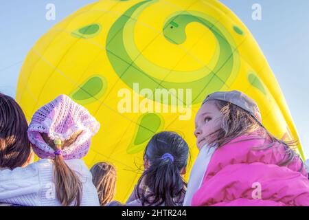 MINSK, BÉLARUS - 17 JUILLET 2015 : le visage d'une petite fille au festival du ballon. Sur l'arrière-plan d'un ballon de gonflage Banque D'Images