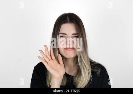 Une femme mécontente couvre le nez avec la main, sent quelque chose d'horrible, pincements nez, frondes de sourcils dans le mécontentement, voit pile de déchets, vêtu de vêtements décontractés. Banque D'Images