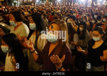 Antipolo City, Philippines. 02nd mars 2022. Les dévotés catholiques reçoivent des cendres sur le front après le service du mercredi des cendres dans la cathédrale d'Antipolo, Philippines, le 2 mars 2022. Des Philippins dévoués se sont enfermés chaque année dans des églises de tout le pays pour observer le début de la saison de Lenten chaque année. (Photo de Ryan Eduard Benaid/Pacific Press) crédit: Pacific Press Media production Corp./Alay Live News Banque D'Images