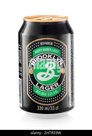 LONDRES, Royaume-Uni - FÉVRIER 14,2022 : bière Brooklyn lager en boîte d'aluminium sur blanc. Banque D'Images