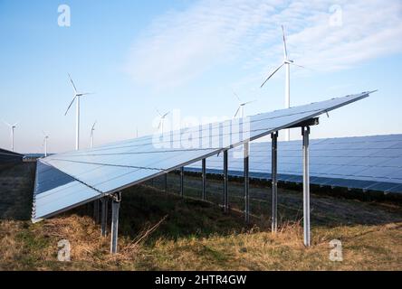 02 Mars 2022, Mecklembourg-Poméranie occidentale, Lübesse: Vue d'un parc solaire, éoliennes peuvent être vues en arrière-plan. Photo: Daniel Bockwoldt/ZB/dpa Banque D'Images