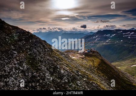 Vue aérienne au premier abord à la lumière du démantèlement et de la rénovation des infrastructures militaires à Furkastock, sur le Furkapass, sur les Alpes suisses, en Suisse. Photo de haute qualité Banque D'Images
