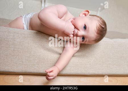 Cute Boy Haut Du Corps Nu Head In Hands Photo Stock Alamy