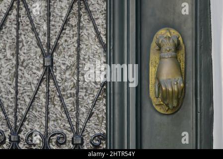 Ancienne maison néoclassique porte en bois vert cyprès avec grilles en fer forgé fabriquées à la main et un ancien knocker en laiton à Nafplio, Grèce. Banque D'Images