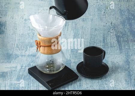 Le barista professionnel prépare du café à l'aide de chemex. Autres façons de préparer du café. Concept café-restaurant. Banque D'Images