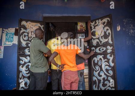 Freetown, Sierra Leone. 12th janvier 2022. Les habitants de la région regardent un match de football dans un « cinéma » à Freetown.Sierra Leone s'est qualifié pour la coupe d'Afrique des Nations en 2022 pour la première fois en 26 ans, donnant l'espoir à de nombreux joueurs de football locaux d'obtenir plus d'opportunités internationales à l'avenir. (Photo de Sally Hayden/SOPA Images/Sipa USA) crédit: SIPA USA/Alay Live News Banque D'Images