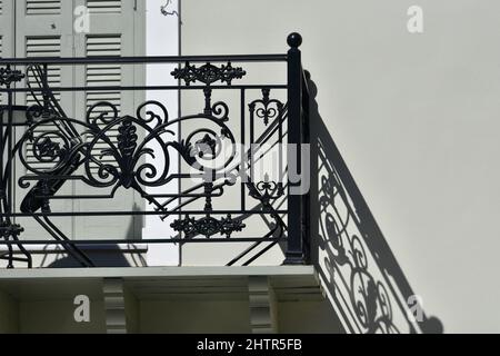 Ancienne maison néoclassique sur mesure balcon en fer forgé balustrade à Nafplio, Grèce. Banque D'Images