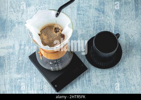 Le barista professionnel prépare du café à l'aide de chemex. Autres façons de préparer du café. Concept café-restaurant. Banque D'Images