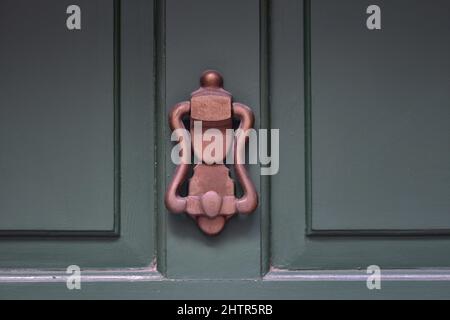 Ancienne maison néoclassique porte d'entrée en bois vert Viridian avec un ancien knocker en bronze à Nafplio, Grèce. Banque D'Images