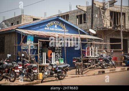 Freetown, Sierra Leone. 12th janvier 2022. Un ''cinéma'' à Freetown où les habitants regardent des matchs de football.la Sierra Leone s'est qualifiée pour la coupe d'Afrique des Nations en 2022 pour la première fois en 26 ans, donnant l'espoir à de nombreux joueurs de football locaux d'obtenir plus d'opportunités internationales à l'avenir. (Image de crédit : © Sally Hayden/SOPA Images via ZUMA Press Wire) Banque D'Images