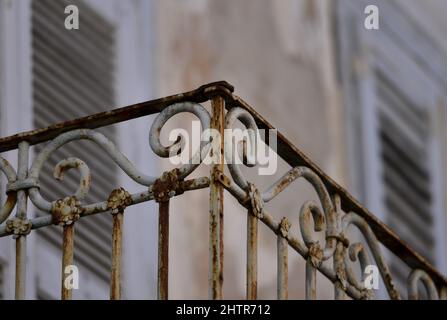 Ancienne maison néoclassique sur mesure fait rouillé balcon main courante en fer forgé à Nafplio, Grèce. Banque D'Images