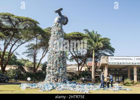 Le 27 février 2022, Nairobi, Kenya : des gens sont vus à côté d'une installation d'art de déchets en plastique par un activiste et artiste canadien, Benjamin von Wong exposé devant le siège du Programme des Nations Unies pour l'environnement à Nairobi lors de la conférence de l'UNEA..Assemblée des Nations Unies pour l'environnement le worldÃ­s principal organe décisionnel en matière d'environnement a été lancé hier par des remarques liminaires de son président Espen Barth Eide, qui a réitéré pour une action multilatérale visant à mettre fin à la pollution plastique. Le Rwanda et le Pérou ont proposé un projet de résolution juridiquement contraignant avec une approche plastique du cycle de vie complet. ( Banque D'Images