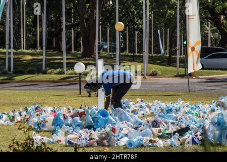 27 février 2022, Nairobi, Kenya : un homme est vu organiser des bouteilles en plastique sur le terrain pour une installation de déchets d'art en plastique faite par un activiste et artiste canadien, Benjamin von Wong exposé devant le siège du Programme des Nations Unies pour l'environnement à Nairobi lors de la conférence de l'UNEA..Assemblée des Nations Unies pour l'environnement le worldÃ­s principal organe décisionnel en matière d'environnement a été lancé hier par des remarques liminaires de son président Espen Barth Eide, qui a réitéré pour une action multilatérale visant à mettre fin à la pollution plastique. Le Rwanda et le Pérou ont proposé un projet de résolution juridiquement contraignant avec un Banque D'Images