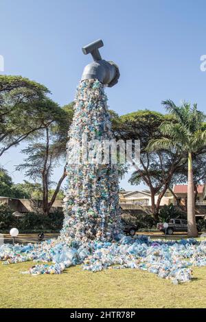 Le 27 février 2022, Nairobi, Kenya : des gens sont vus à côté d'une installation d'art de déchets en plastique par un activiste et artiste canadien, Benjamin von Wong exposé devant le siège du Programme des Nations Unies pour l'environnement à Nairobi lors de la conférence de l'UNEA..Assemblée des Nations Unies pour l'environnement le worldÃ­s principal organe décisionnel en matière d'environnement a été lancé hier par des remarques liminaires de son président Espen Barth Eide, qui a réitéré pour une action multilatérale visant à mettre fin à la pollution plastique. Le Rwanda et le Pérou ont proposé un projet de résolution juridiquement contraignant avec une approche plastique du cycle de vie complet. ( Banque D'Images