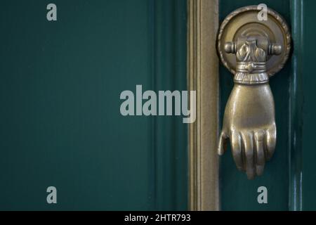 Ancienne maison néoclassique porte en bois vert cyprès avec un ancien knoper en laiton à Nafplio, Grèce. Banque D'Images