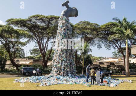 Nairobi, Kenya. 27th févr. 2022. Les gens sont vus à côté d'une installation d'art de déchets en plastique par un activiste et artiste canadien, Benjamin von Wong exposé devant le siège du Programme des Nations Unies pour l'environnement à Nairobi lors de la conférence de l'UNEA.Assemblée des Nations Unies pour l'environnement le principal organe décisionnel en matière d'environnement au monde a débuté hier par des remarques liminaires de son président Espen Barth Eide, qui a réitéré son engagement multilatéral pour mettre fin à la pollution plastique. Le Rwanda et le Pérou ont proposé un projet de résolution juridiquement contraignant avec une approche plastique du cycle de vie complet. ( Banque D'Images