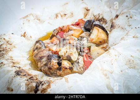 Agneau kleftiko aux tomates, pommes de terre et herbes aromatiques, plat de la cuisine grecque traditionnelle, Crète, Grèce Banque D'Images