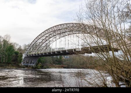 Wylam, Northumberland, Angleterre : 8th février 2022 : pont de la banque Hagg sur la rivière Tyne Banque D'Images