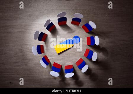 Concept invasion russe en Ukraine avec des coupures d'hommes russes entourant la découpe ukrainienne sur le terrain Banque D'Images