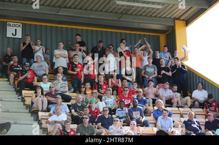 Les fans de Crawley Town ont été vus lors du match Sky Bet League 2 entre Cambridge United et Crawley Town au stade Abbey de Cambridge. 22 août 2015. James Boardman / Telephoto Images +44 7967 642437 Banque D'Images