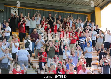 Les fans de Crawley Town ont été vus lors du match Sky Bet League 2 entre Cambridge United et Crawley Town au stade Abbey de Cambridge. 22 août 2015. James Boardman / Telephoto Images +44 7967 642437 Banque D'Images