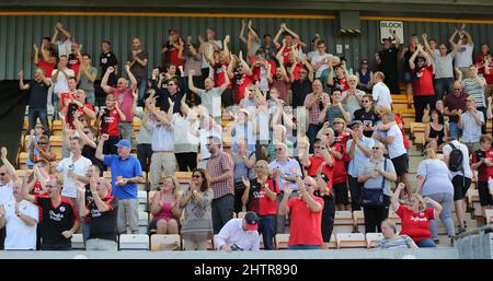 Les fans de Crawley Town ont été vus lors du match Sky Bet League 2 entre Cambridge United et Crawley Town au stade Abbey de Cambridge. 22 août 2015. James Boardman / Telephoto Images +44 7967 642437 Banque D'Images