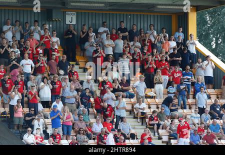 Les fans de Crawley Town ont été vus lors du match Sky Bet League 2 entre Cambridge United et Crawley Town au stade Abbey de Cambridge. 22 août 2015. James Boardman / Telephoto Images +44 7967 642437 Banque D'Images