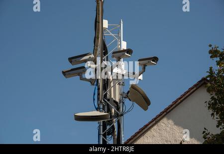 gros plan d'une installation de surveillance du trafic avec caméras vidéo dans une ville Banque D'Images