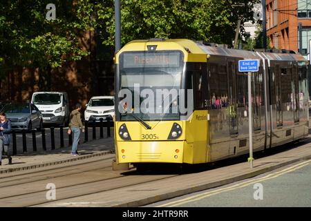 Le système central de train léger du Grand Manchester est traversé par un tramway électrique jaune Metrolink. Banque D'Images