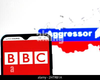 Ukraine. 02nd mars 2022. Dans cette illustration, le logo de la BBC est affiché sur l'écran d'un smartphone avec un drapeau de la Russie sous la forme d'une carte du pays avec l'inscription logo de l'agresseur en arrière-plan. La BBC a rejoint les sanctions contre la Russie. Crédit : SOPA Images Limited/Alamy Live News Banque D'Images