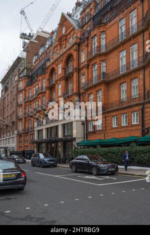 Vue extérieure de l'entrée principale de Claridge, un hôtel de luxe 5 étoiles à Mayfair, Londres, Angleterre, Royaume-Uni Banque D'Images