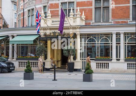 Activité à l'entrée principale de l'hôtel Connaught, Mayfair, Londres, Angleterre, Royaume-Uni Banque D'Images