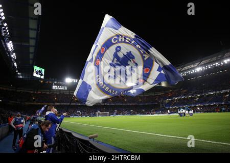 Chelseaflag est agité avant le match de l'UEFA Champions League entre Chelsea et le FC Porto au Stamford Bridge à Londres. 9 décembre 2015. James Boardman / Telephoto Images +44 7967 642437 Banque D'Images