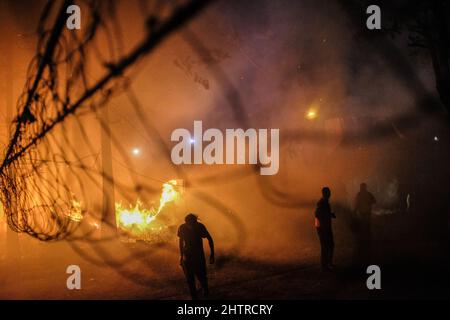 Les résidents ont du mal à mettre un feu de nuit qui a rasé les maisons laissant la plupart des familles sans abri pendant les heures de nuit à Kibera, Nairobi. Le 1 mars Banque D'Images