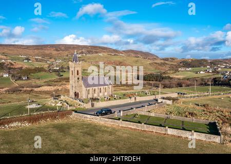 Vue aérienne de l'église d'Irlande à Glencolummkille - République d'Irlande. Banque D'Images