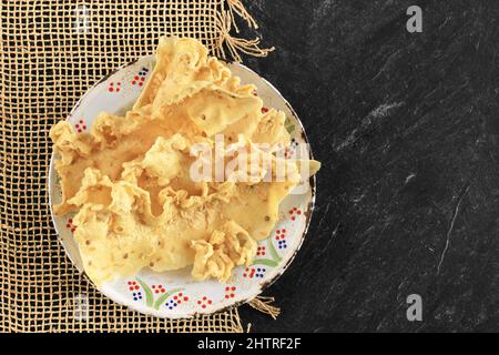 Peyek ou anchois fragile est un snack populaire de la culture javanaise, Indonésie. Croustillants et salés comme des craquelins pour accompagner le plat principal. Rempeyek M. Banque D'Images