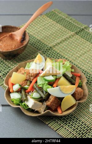 Gado Gado indonésien, salade de légumes avec sauce aux arachides, gros plan Banque D'Images