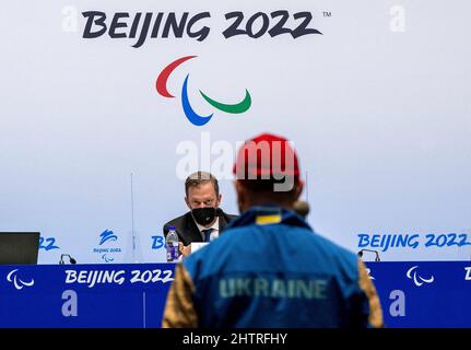 Pékin, Hebei, Chine. 2nd mars 2022. Andrew Parsons explique à Lee Reaney, écrivain du personnel pour le poste de Kiev, La raison pour laquelle les Paralympiques russes sont autorisés à participer aux Jeux paralympiques d'hiver de 2022 à Beijing lors d'une conférence de presse à Beijing au Centre principal des médias où des représentants du CIO ont annoncé que les athlètes russes seraient en mesure de participer aux Jeux paralympiques. (Image de crédit : © Mark Edward Harris/ZUMA Press Wire) Banque D'Images