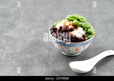 Desserts malaisiens appelés Cendol. Le Cendol est fait à partir de cubes de glace écrasés, de haricots rouges, d'une variété de sucreries et de fruits. Banque D'Images