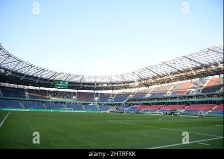 Hanovre, Allemagne. 02nd mars 2022. Football: Coupe DFB, quarts de finale: Hannover 96 - RB Leipzig à l'arène HDI. Le stade vide environ une heure et demie avant le coup d'envoi. Credit: Daniel Reinhardt/dpa - NOTE IMPORTANTE: Conformément aux exigences de la DFL Deutsche Fußball Liga et de la DFB Deutscher Fußball-Bund, il est interdit d'utiliser ou d'avoir utilisé des photos prises dans le stade et/ou du match sous forme de séquences et/ou de séries de photos de type vidéo./dpa/Alay Live News Banque D'Images